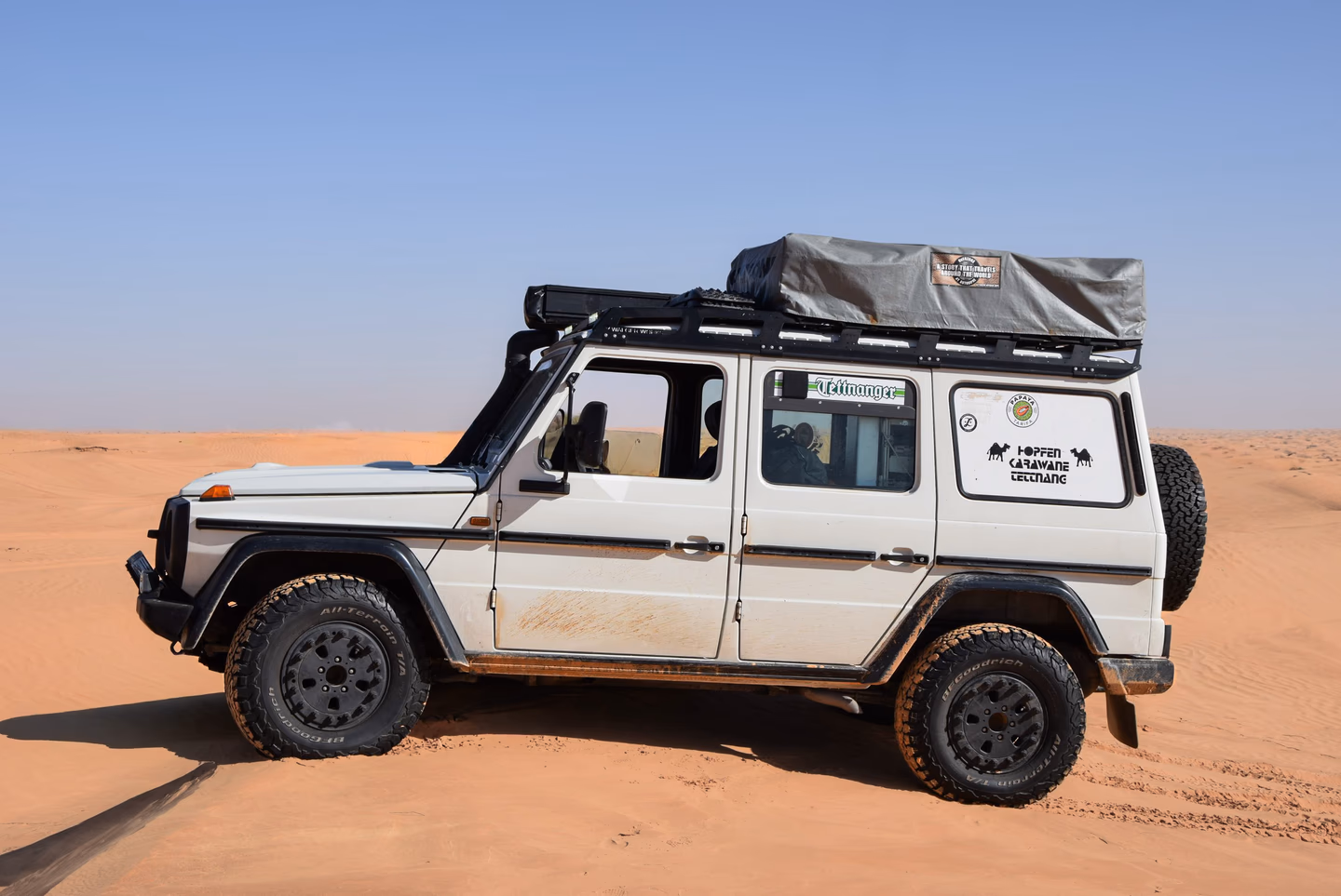 Mercedes G-Klasse mit Walger Works Dachträger — Seitenansicht, Wüste
